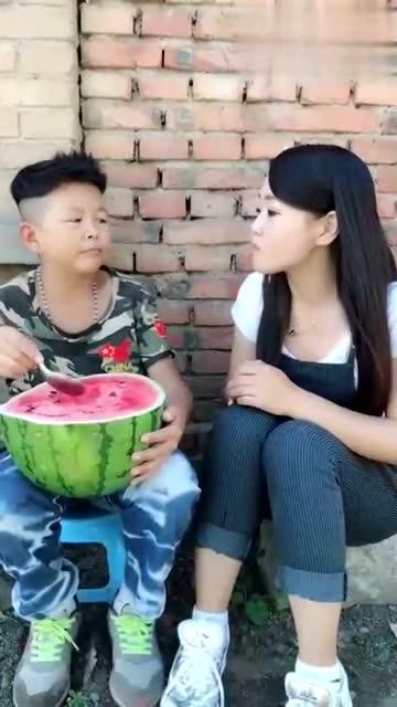 吃瓜碰见媳妇视频,甜蜜瞬间引网友热议