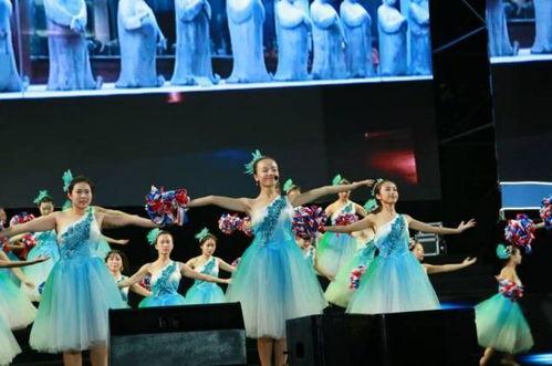 学姐迎新晚会吃瓜,吃瓜群众围观精彩瞬间