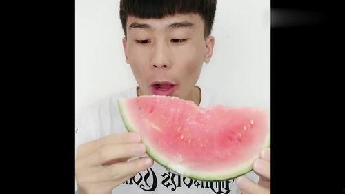 小伙吃冰瓜视频,小伙狂吃冰瓜,清凉一夏尽享美味