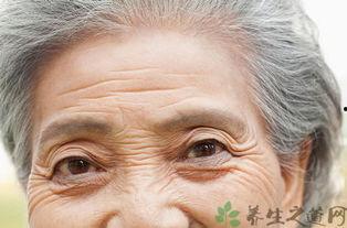 吃瓜洗眼睛老人,揭秘老年人的独特生活哲学